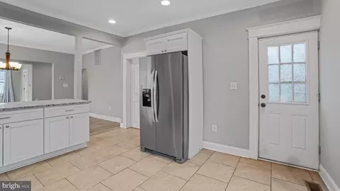 Entry Way - 3113 Cedarhurst Rd, Baltimore, MD 21214 photo 6 of 11