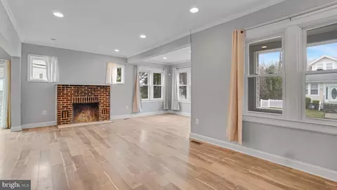 Living - 3113 Cedarhurst Rd, Baltimore, MD 21214 photo 3 of 4