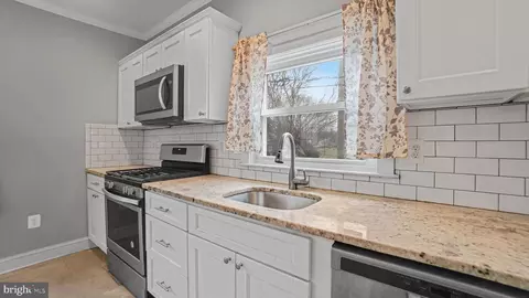 Entry Way - 3113 Cedarhurst Rd, Baltimore, MD 21214 photo 7 of 11