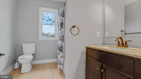Bath - 3113 Cedarhurst Rd, Baltimore, MD 21214 photo 2 of 3