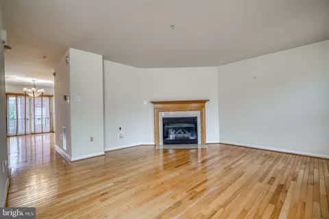 Living - 810 S Charles St, Baltimore, MD 21230 photo 1 of 6