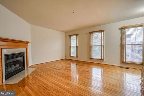 Living - 810 S Charles St, Baltimore, MD 21230 photo 4 of 6