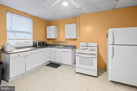 Entry Way - 3010 Chesterfield Ave, Baltimore, MD 21213 photo 2 of 4