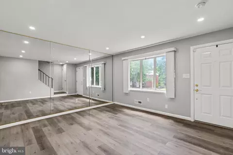Entry Way - 4812 Melbourne Rd, Baltimore, MD 21229 photo 2 of 4