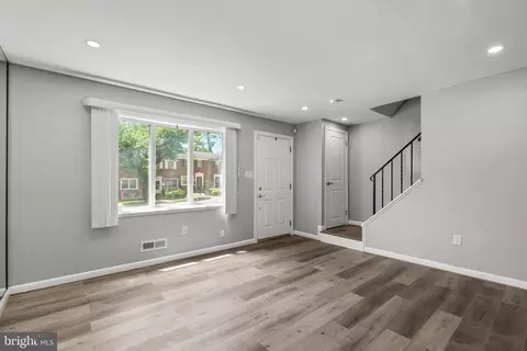 Entry Way - 4812 Melbourne Rd, Baltimore, MD 21229 photo 4 of 4
