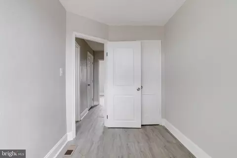 Entry Way - 3915 Rokeby Rd, Baltimore, MD 21229 photo 6 of 7