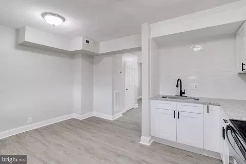 Entry Way - 3915 Rokeby Rd, Baltimore, MD 21229 photo 5 of 7