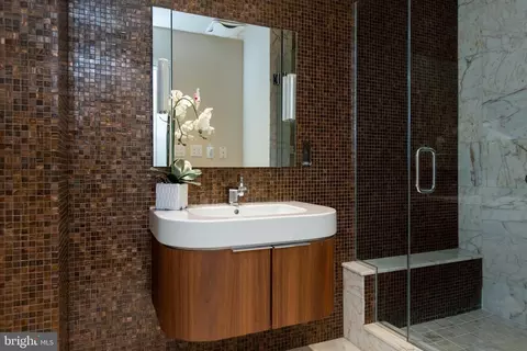 Bath - 10 E Lee St #1009, Baltimore, MD 21202 photo 1 of 2
