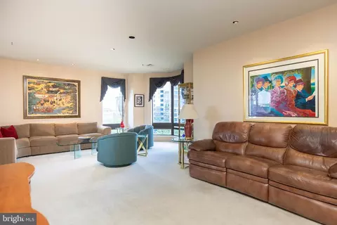 Living - 10 E Lee St #1009, Baltimore, MD 21202 photo 2 of 8