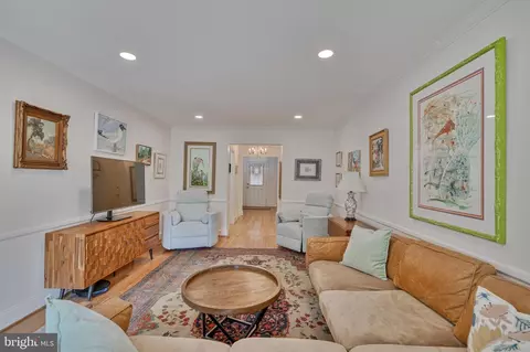 Living - 129 Fireside Cir, Baltimore, MD 21212 photo 2 of 4