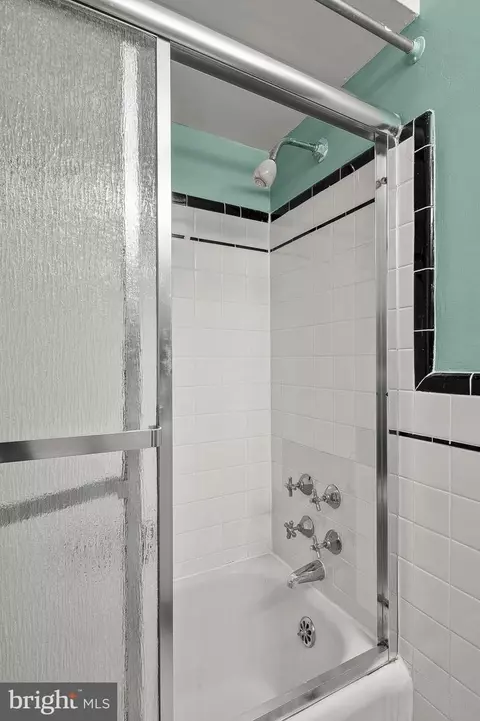 Bath - 1205 Windemere Ave, Baltimore, MD 21218 photo 3 of 4