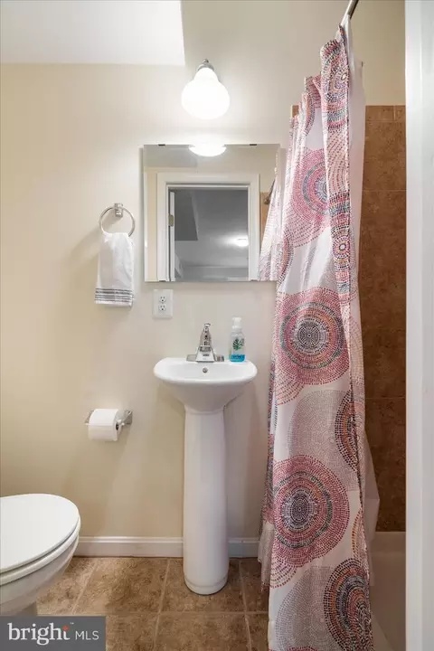 Bath - 4646 Dillon Pl, Baltimore, MD 21224 photo 6 of 7
