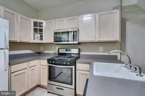 Kitchen - 33 E Ostend St, Baltimore, MD 21230 photo 3 of 4