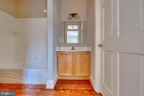 Entry Way - 33 E Ostend St, Baltimore, MD 21230 photo 4 of 6