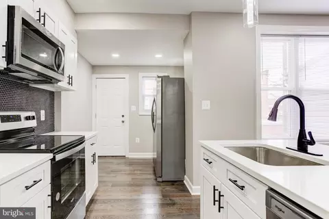 Entry Way - 5 Abington Ave, Baltimore, MD 21229 photo 2 of 5