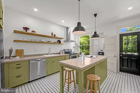 Kitchen - 4022 Falls Rd, Baltimore, MD 21211 photo 4 of 8