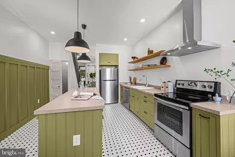 Kitchen - 4022 Falls Rd, Baltimore, MD 21211 photo 7 of 8
