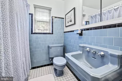 Bath - 7020 Wallis Ave, Baltimore, MD 21215 photo 2 of 3