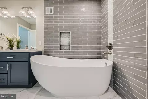 Bath - 838 Harlem Ave, Baltimore, MD 21201 photo 2 of 4