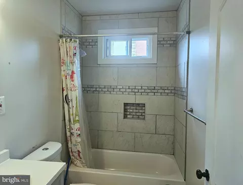 Bath - 4909 Ivanhoe Ave, Baltimore, MD 21212 photo 3 of 3