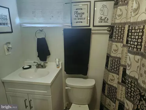 Bath - 4909 Ivanhoe Ave, Baltimore, MD 21212 photo 1 of 3