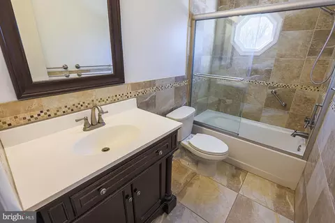 Bath - 5901 Simmonds Ave, Baltimore, MD 21215 photo 2 of 5