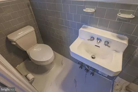 Bath - 5901 Simmonds Ave, Baltimore, MD 21215 photo 4 of 5