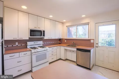 Kitchen - 5901 Simmonds Ave, Baltimore, MD 21215 photo 2 of 4