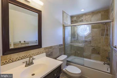 Bath - 5901 Simmonds Ave, Baltimore, MD 21215 photo 1 of 5