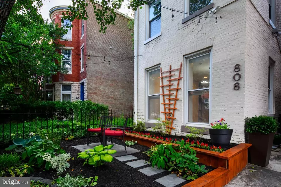 Exterior - 808 Hollins St, Baltimore, MD 21201 photo 3 of 11