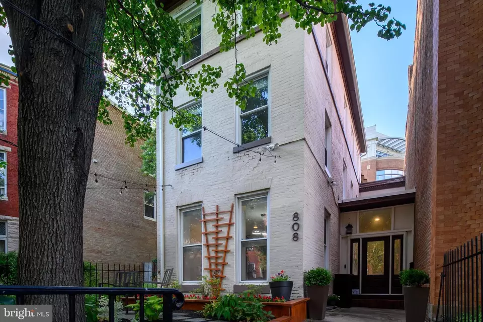 Exterior - 808 Hollins St, Baltimore, MD 21201 photo 4 of 11