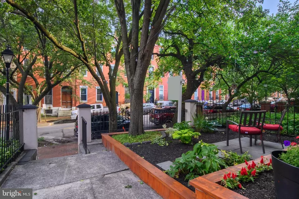 Exterior - 808 Hollins St, Baltimore, MD 21201 photo 6 of 11