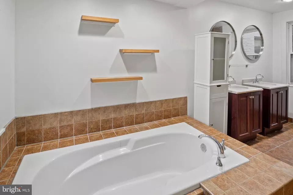 Bath - 808 Hollins St, Baltimore, MD 21201 photo 3 of 4
