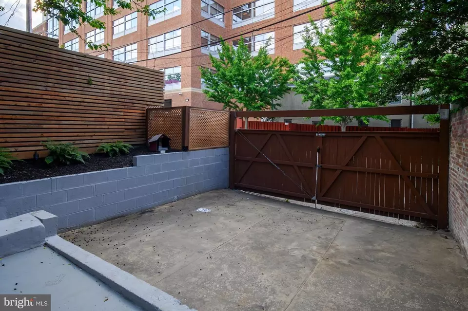 Exterior - 808 Hollins St, Baltimore, MD 21201 photo 8 of 11