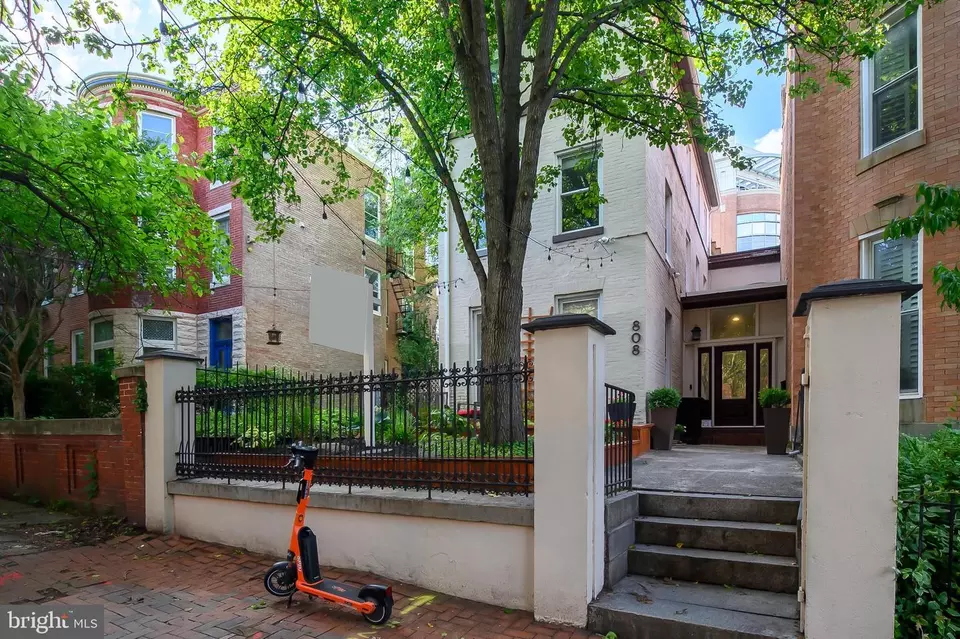 Exterior - 808 Hollins St, Baltimore, MD 21201 photo 7 of 11