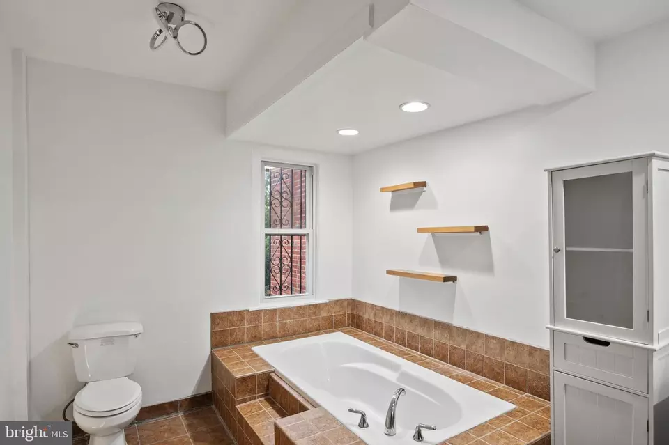 Bath - 808 Hollins St, Baltimore, MD 21201 photo 2 of 4