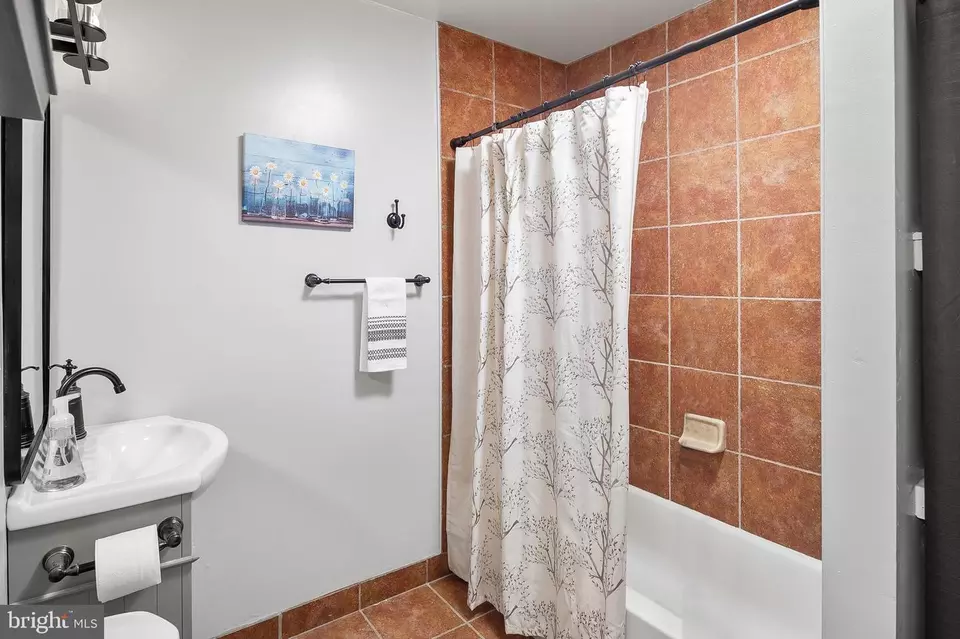 Bath - 808 Hollins St, Baltimore, MD 21201 photo 1 of 4