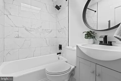Bath - 4000 Colborne Rd, Baltimore, MD 21229 photo 1 of 2