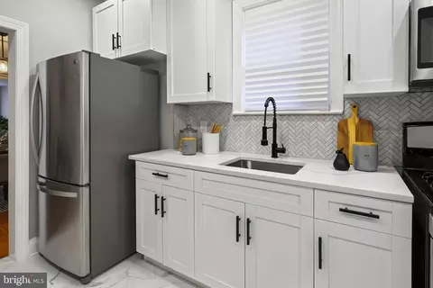 Kitchen - 4000 Colborne Rd, Baltimore, MD 21229 photo 2 of 2