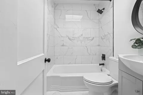 Bath - 4000 Colborne Rd, Baltimore, MD 21229 photo 2 of 2