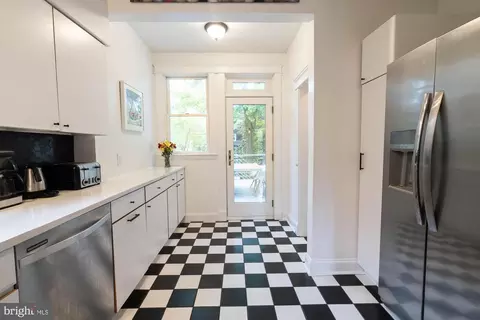 Entry Way - 320 Rossiter Ave, Baltimore, MD 21212 photo 5 of 18