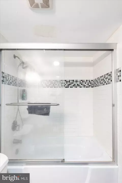 Bath - 2901 Fallstaff Rd #204, Baltimore, MD 21209 photo 2 of 2