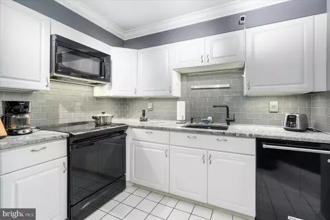 Kitchen - 2901 Fallstaff Rd #204, Baltimore, MD 21209 photo 2 of 3