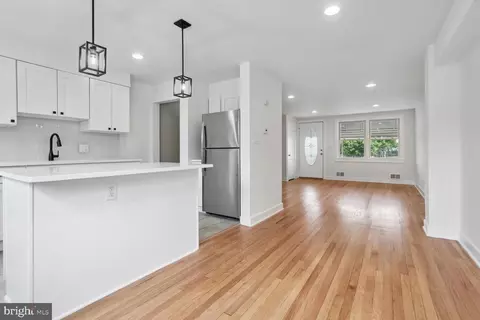 Entry Way - 3840 Sinclair Ln, Baltimore, MD 21213 photo 1 of 2