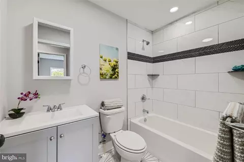Bath - 5222 Ready Ave, Baltimore, MD 21212 photo 1 of 3