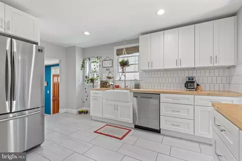 Entry Way - 3725 Falls Rd, Baltimore, MD 21211 photo 6 of 10