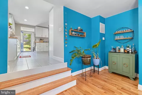 Entry Way - 3725 Falls Rd, Baltimore, MD 21211 photo 2 of 10