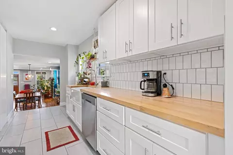 Entry Way - 3725 Falls Rd, Baltimore, MD 21211 photo 5 of 10