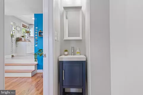Entry Way - 3725 Falls Rd, Baltimore, MD 21211 photo 1 of 10