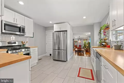 Entry Way - 3725 Falls Rd, Baltimore, MD 21211 photo 4 of 10